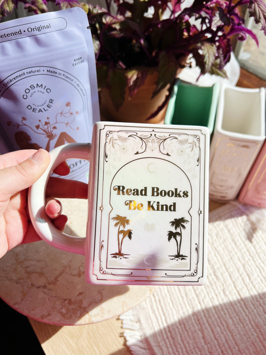 Read Books, Be Kind Hvit Bokformet Kopp