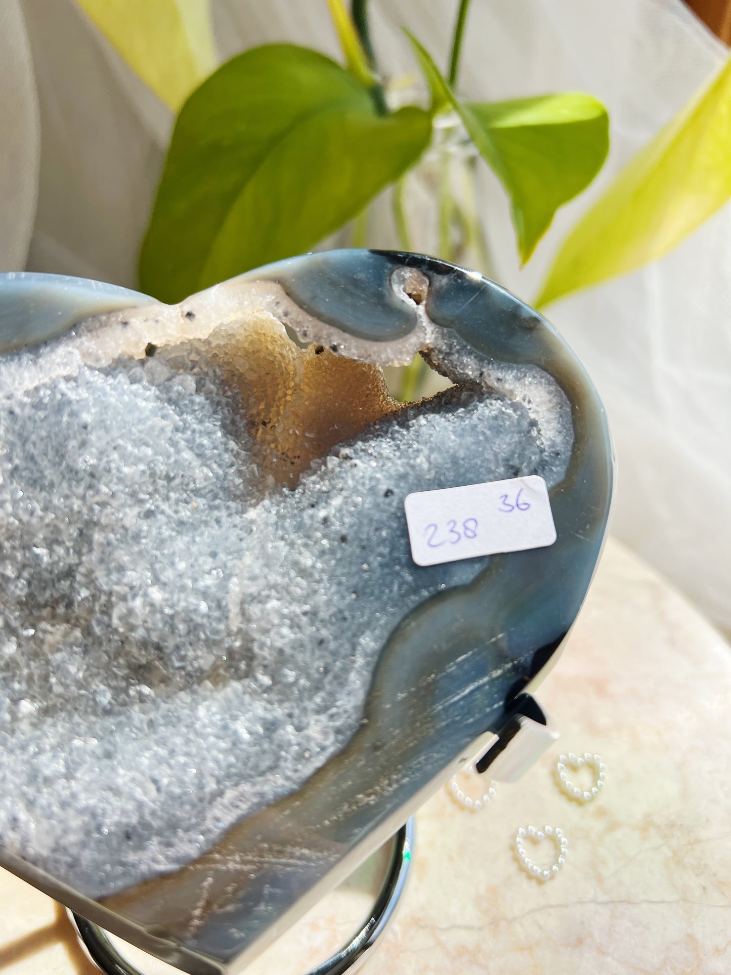 XL Druzy Grå Agat Hjerte på Grått Stativ- #36 238g 12.5cm