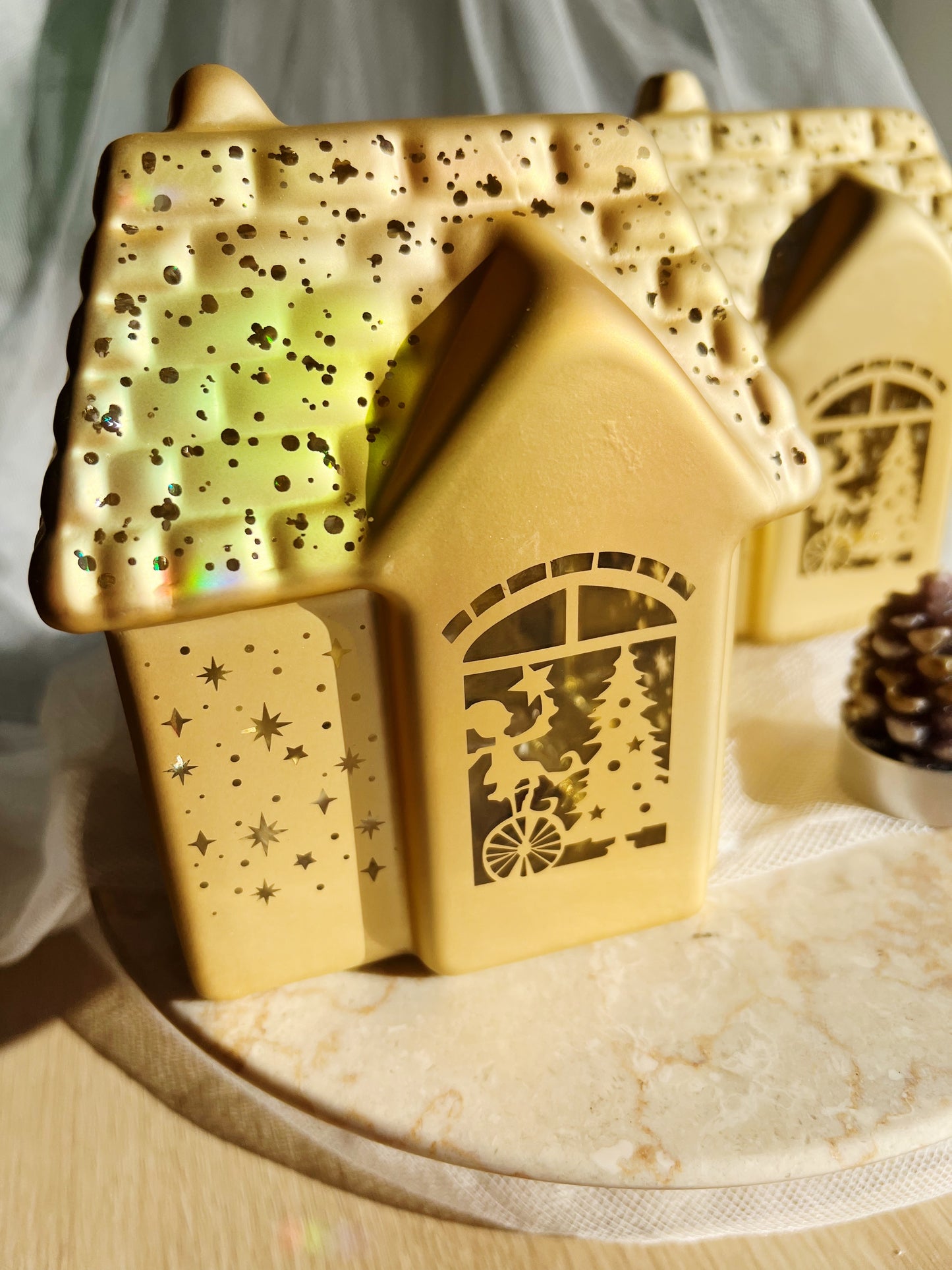 Julehus i Gull – Bright Xmas (14 cm)