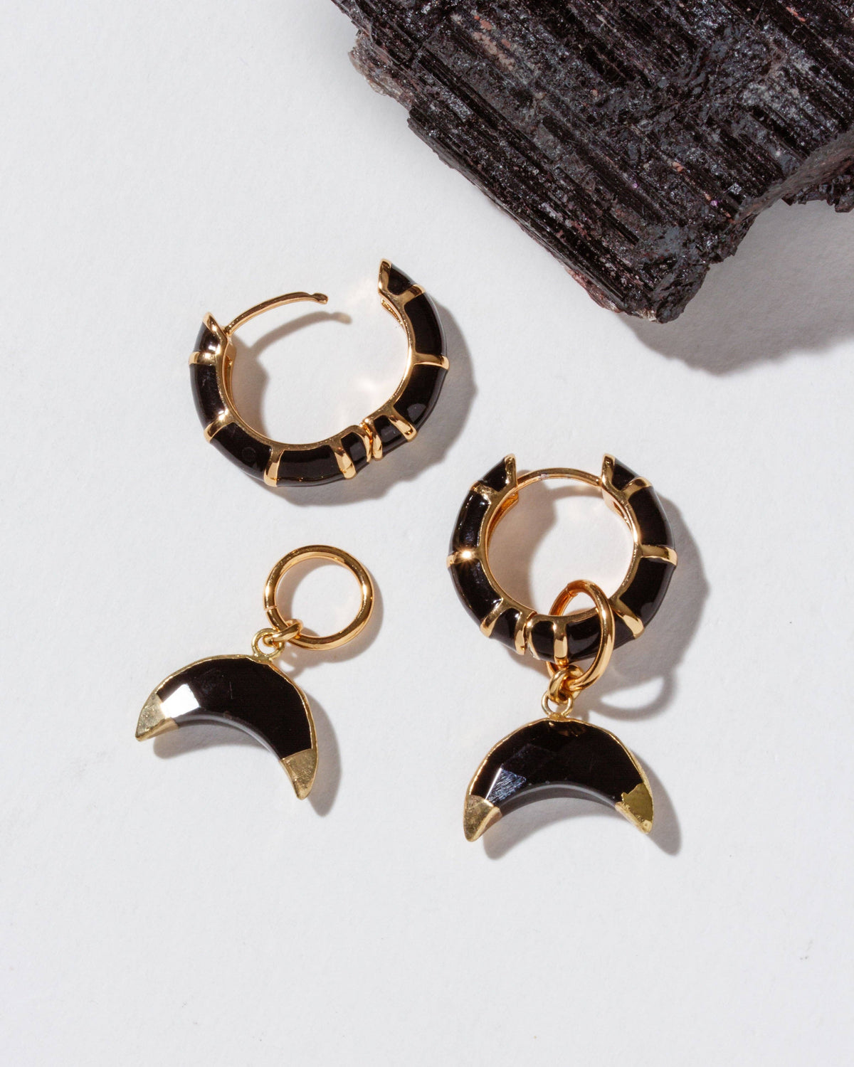 Night Crescent Charm Huggie Hoops Øreringer