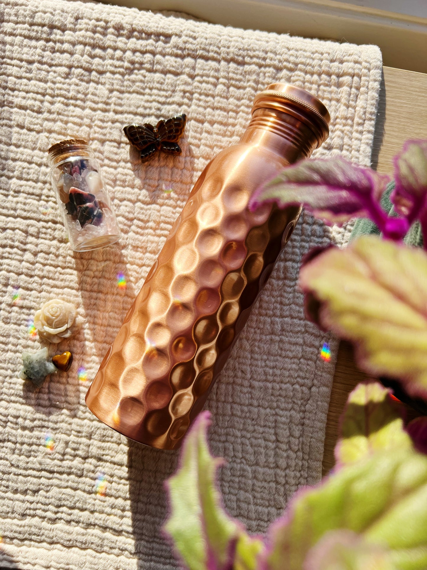 Kobberflaske med skrukork – hamret finish 800ml