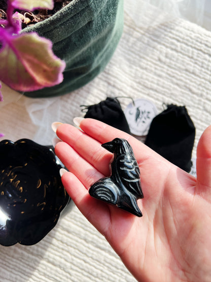 Sort Obsidian Gotisk Ravnefigur i Fløyelspose