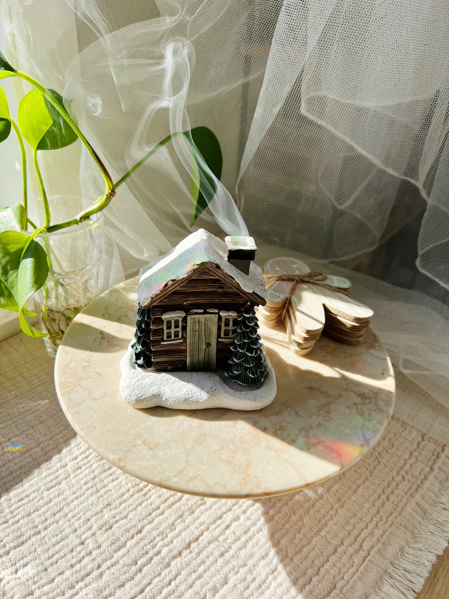 Winter Log Cabin Røkelseskjegleholder