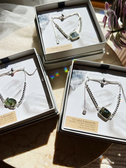 Stone and Silver Skies Armbånd i Sølv – Labradoritt