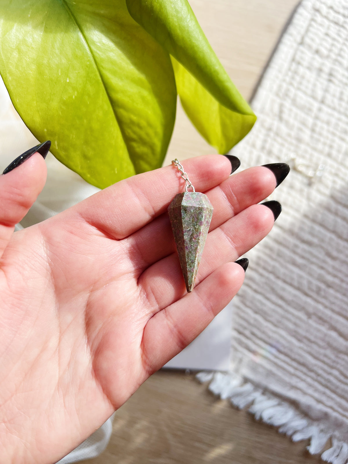 Ruby med Zoisite Pendel