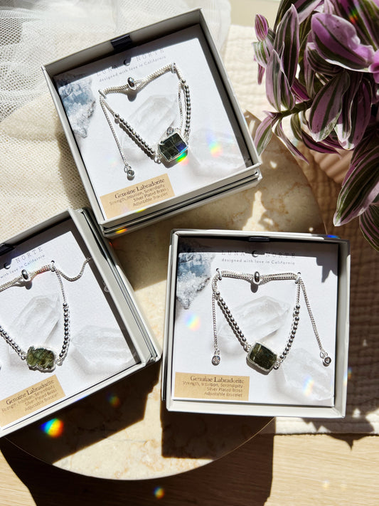 Stone and Silver Skies Armbånd i Sølv – Labradoritt