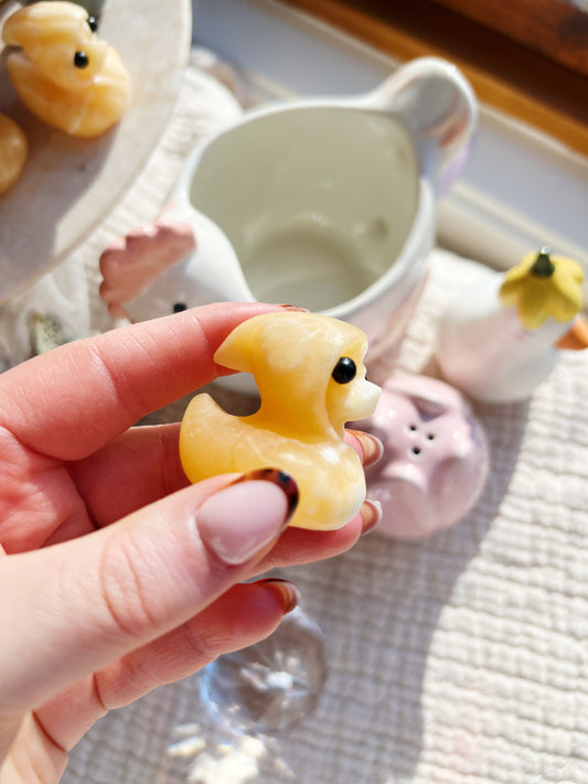 Gul Kalsitt Krystall Andefigur med Hette 4x4 cm