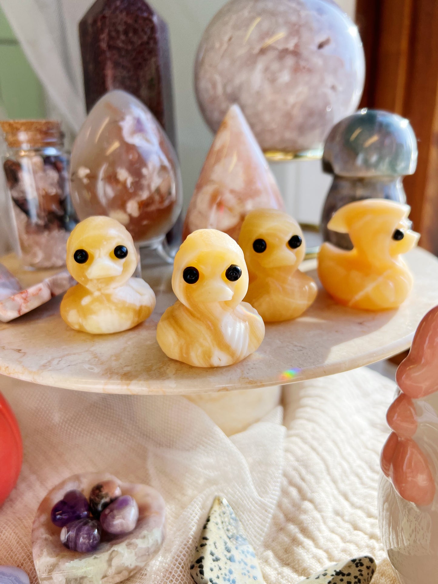 Gul Kalsitt Krystall Andefigur med Hette 4x4 cm