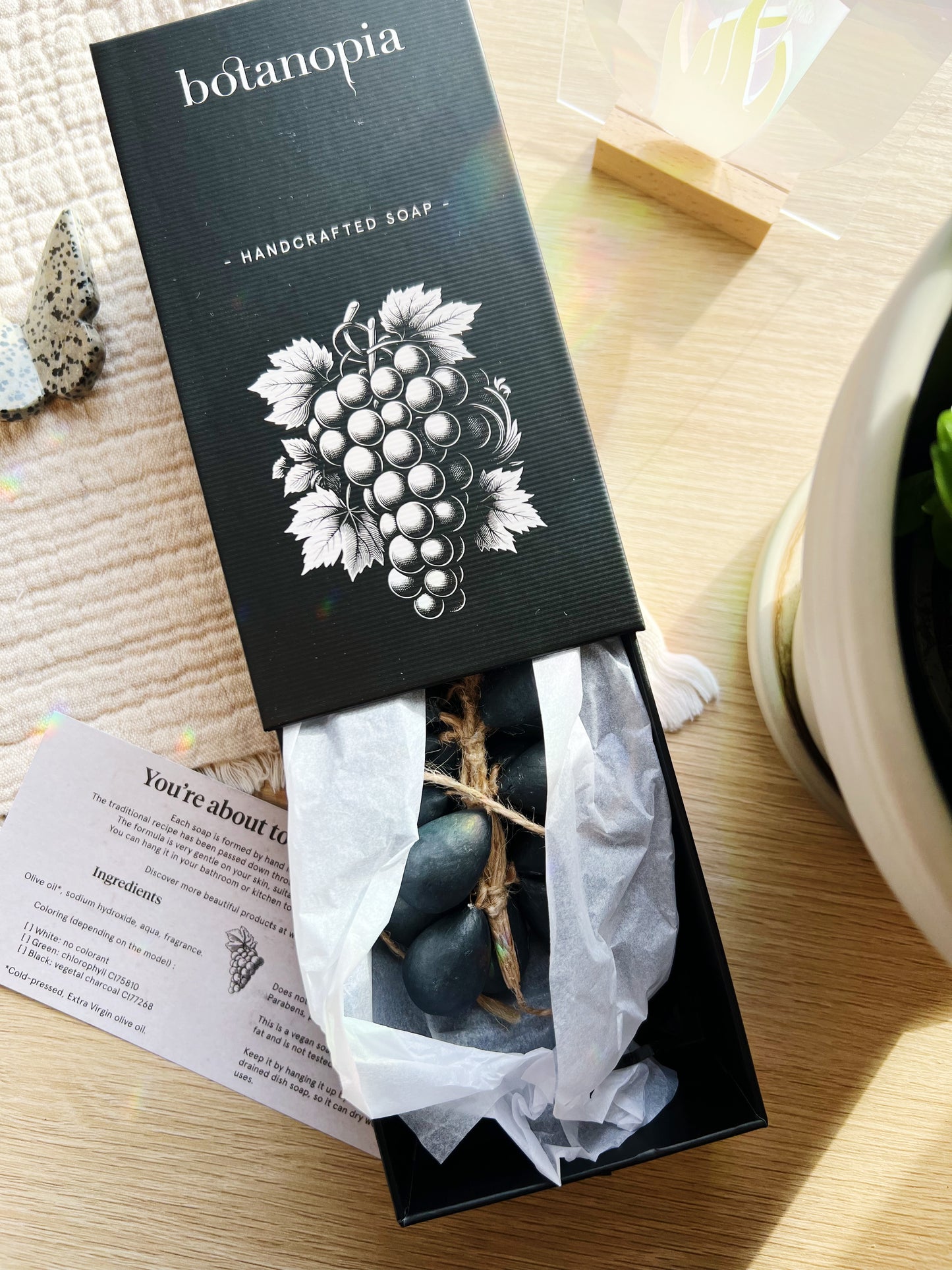 Håndlaget Drueklase Såpe - 100% Olivenolje (Svart)