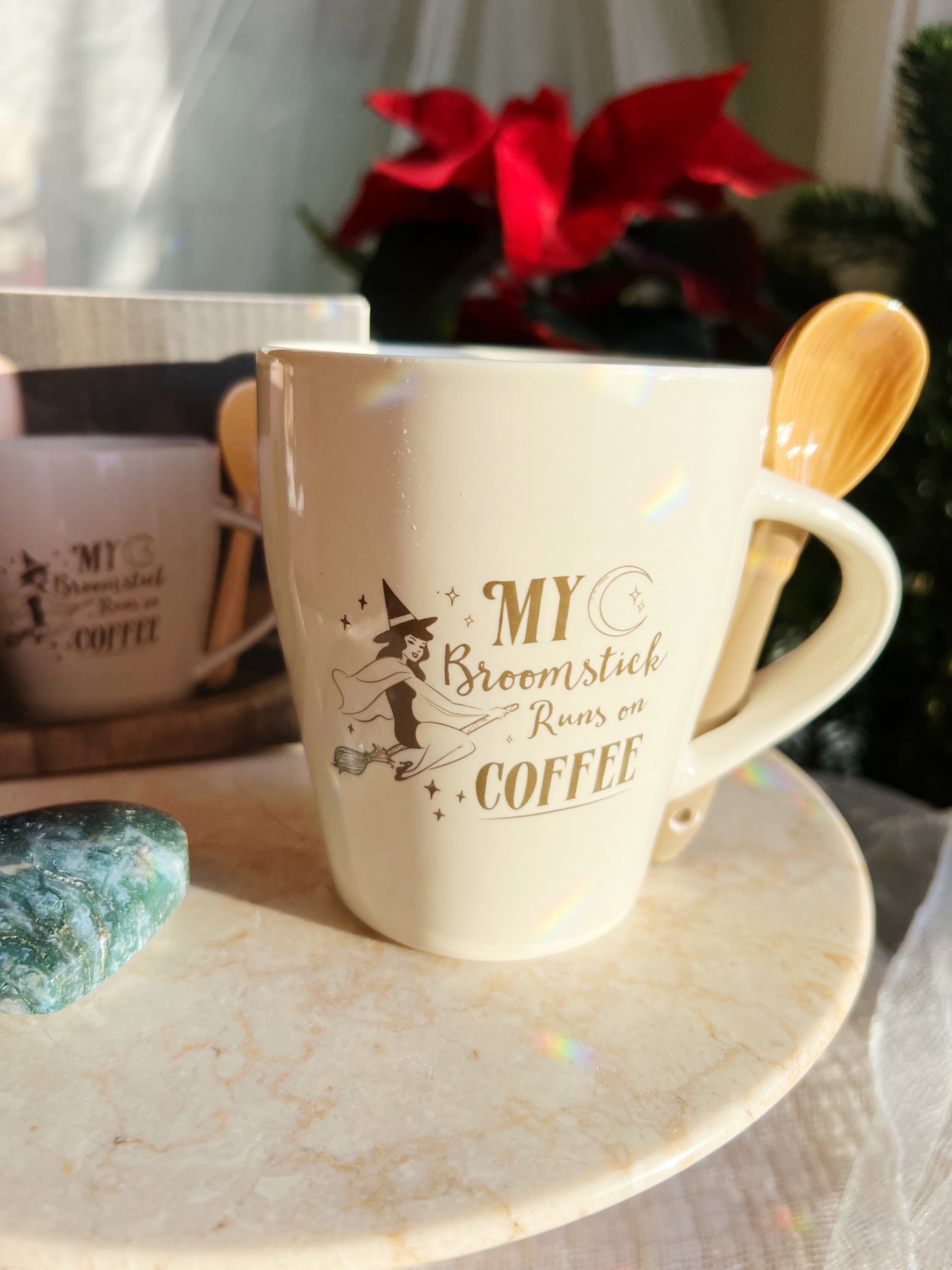 My Broomstick Runs on Coffee Kopp med skje (300 ml)