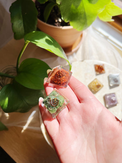 Orgonite Pyramide Pakke - 7 Chakraer