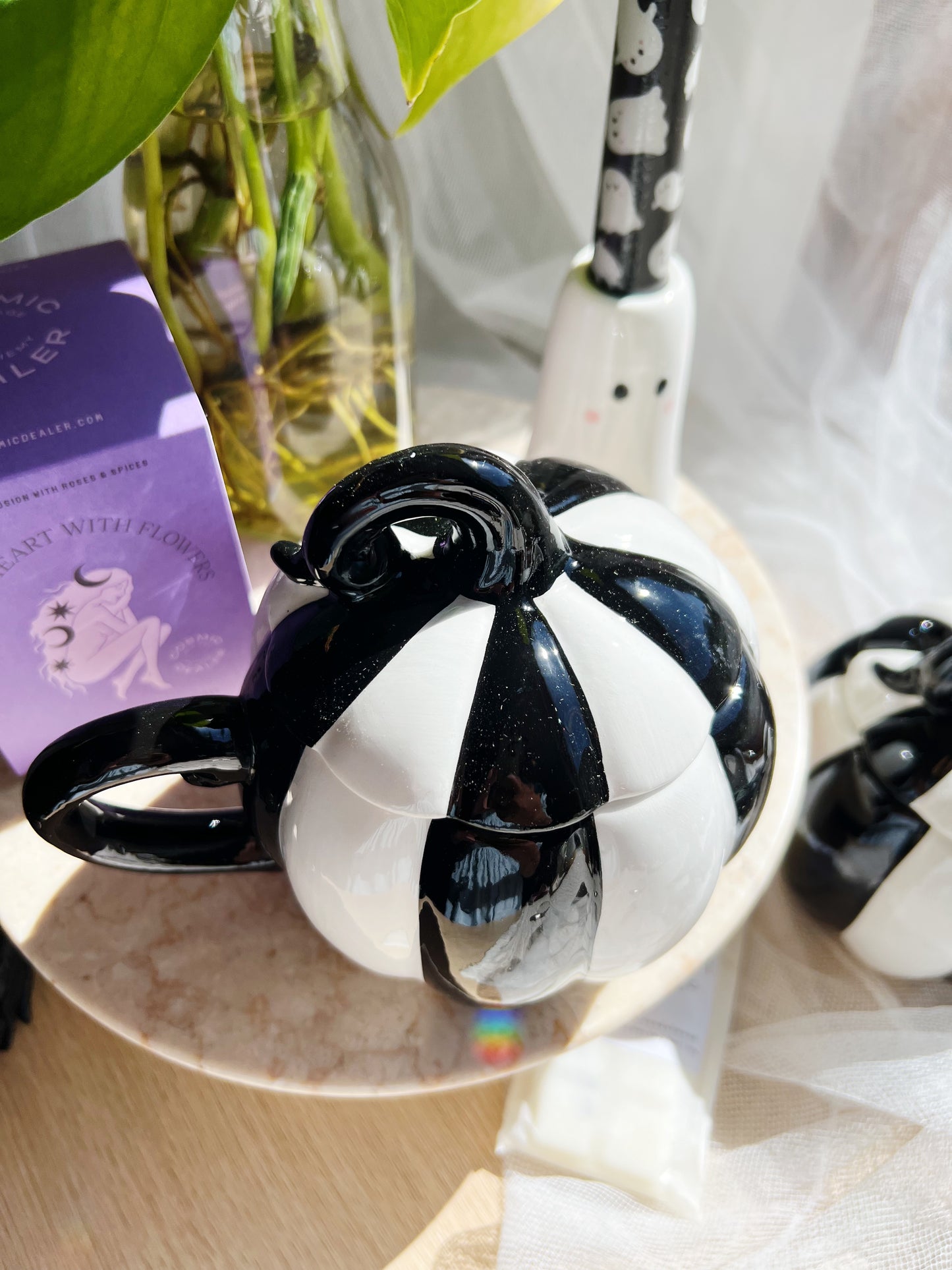 Black and White Striped Lidded Pumpkin Kopp