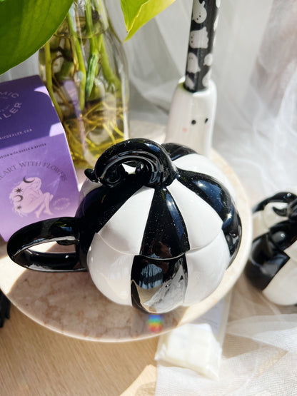 Black and White Striped Lidded Pumpkin Kopp