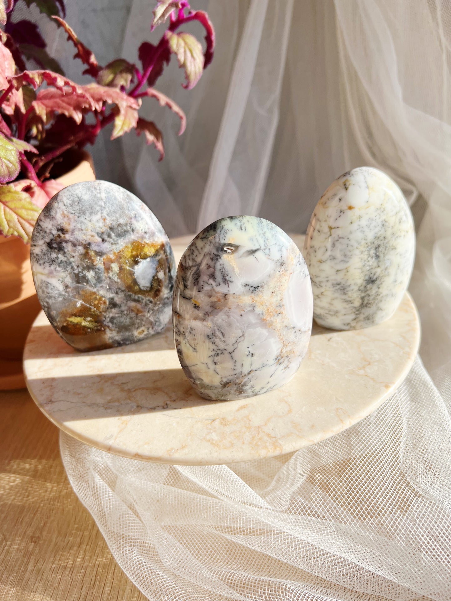 Merlinite Krystall Freeforms – 250-320g