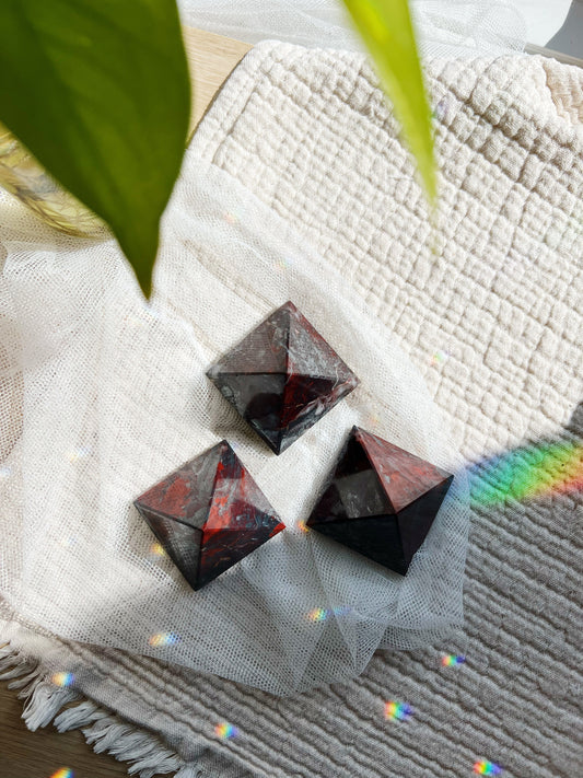 Jaspilite Hematite & Jasper krystall Pyramide