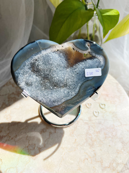 XL Druzy Grå Agat Hjerte på Grått Stativ- #36 238g 12.5cm