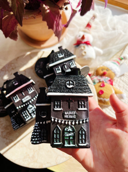 Mørk Julepynt – Haunted Holiday House