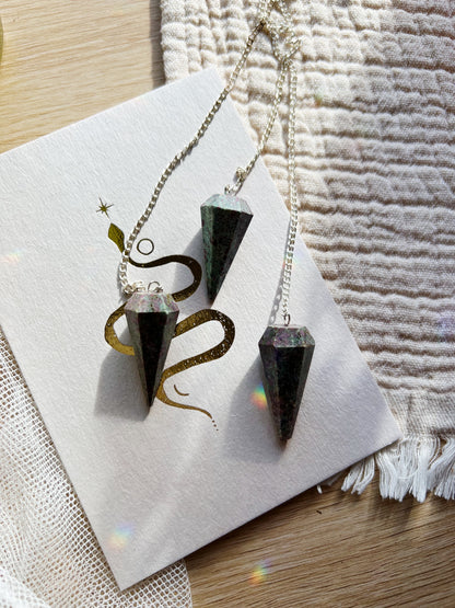 Ruby med Zoisite Pendel