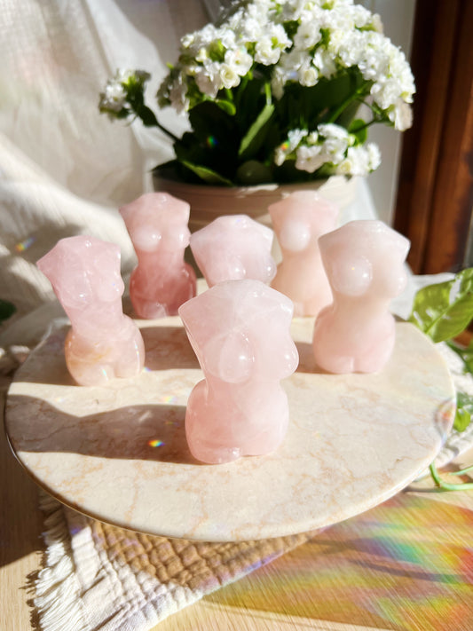 🎁 GAVE VED KJØP AV KRYSTALLER OVER 2500 KR – Kvinnekropp Byste i Rosenkvarts – 8cm | Håndskjært