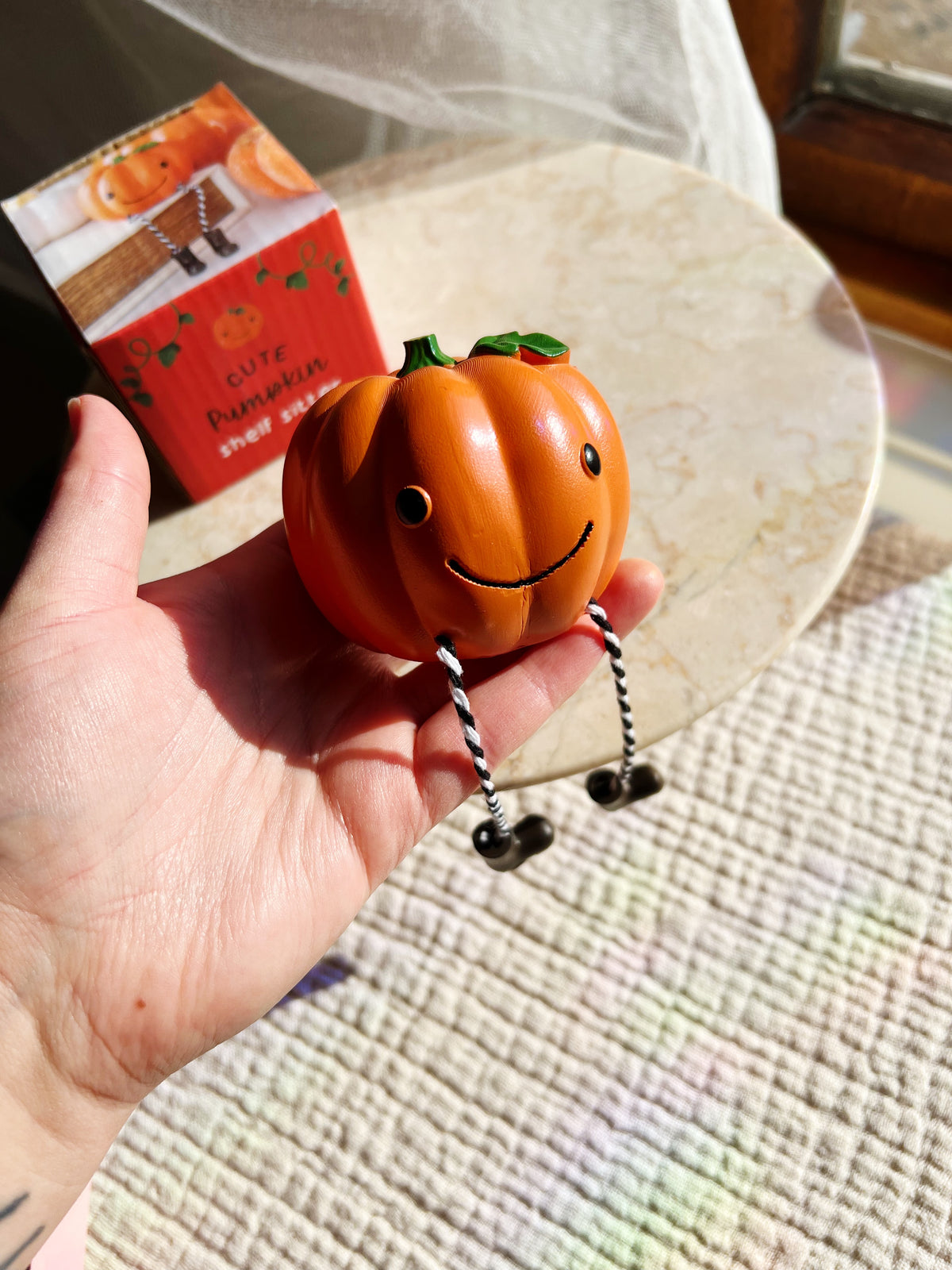 Smilende Gresskarfigur med Dinglebein