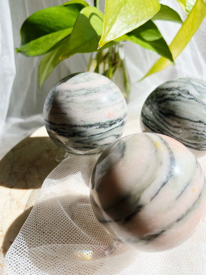 Zebra Kalsitt Krystallkule – 70-80mm 560g