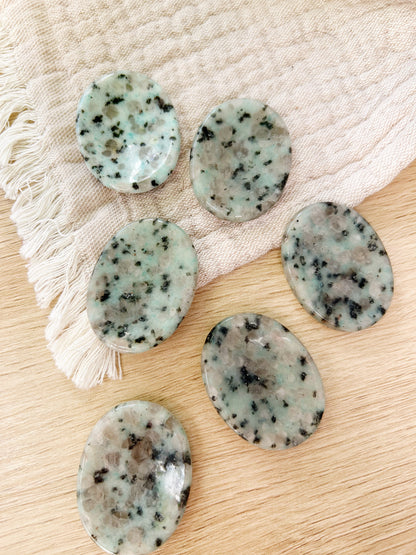Kiwi Jaspis Worry Stone Krystall