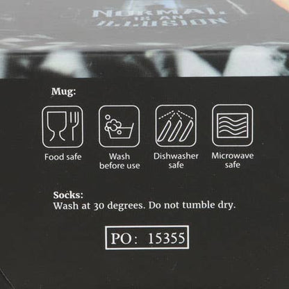 Normal is an Illusion Gothic Krus og Sokker Gavesett (500 ml)