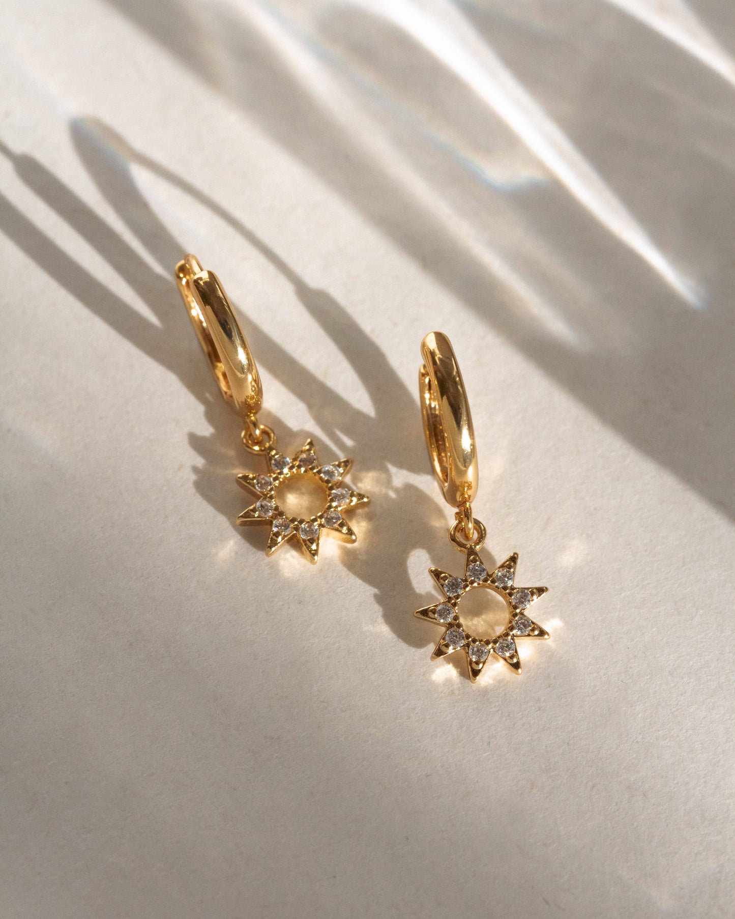 Sunny Day Huggie Hoop Øreringer