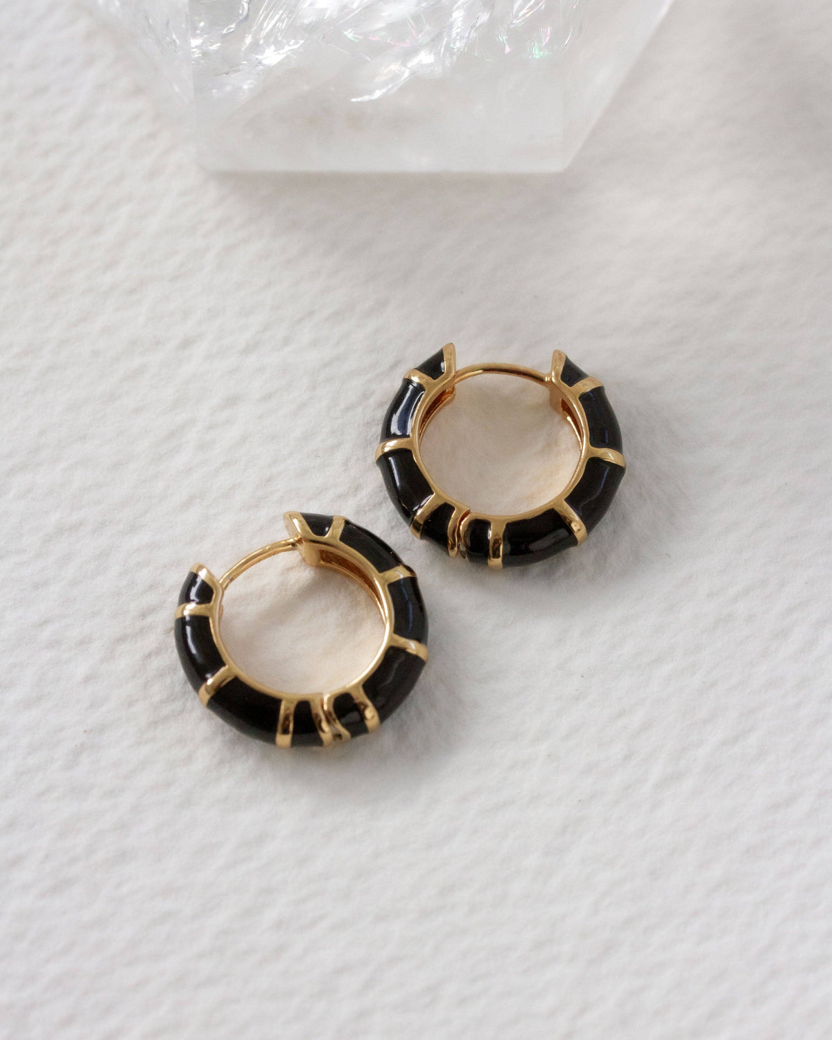 Night Crescent Charm Huggie Hoops Øreringer
