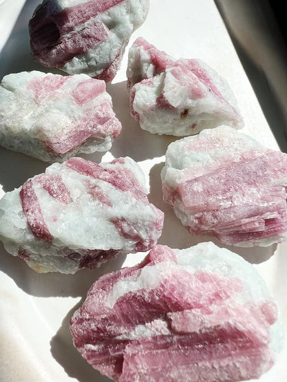 Rosa Turmalin I Kvartsstein Råstein